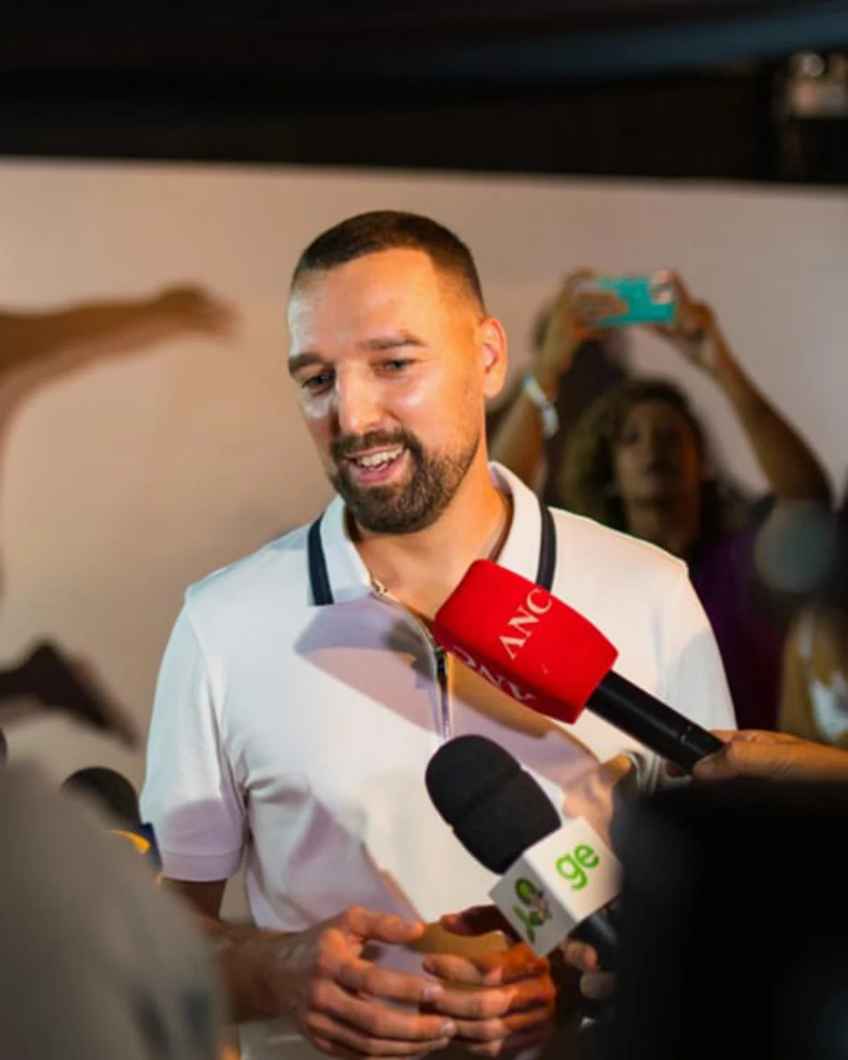 Dmitry Saksonov responde a las preguntas de los periodistas en una rueda de prensa